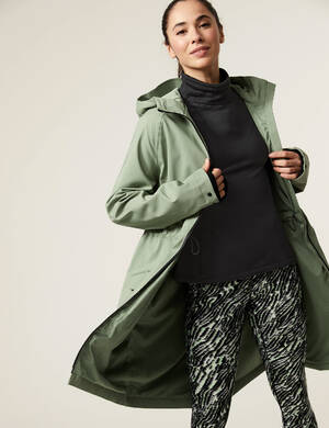 marksandspencer_SS23_T51_5334_dlouha nepromokava parka s kapuci_zelena_3999Kc_modelka.jpg